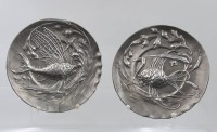 Auktion 364<br>2x Jugendstil. Zinnteller, je mit Reliefdekor, Fische, ungemarkt, je D-20cm