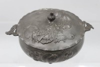 Auktion 368<br>kl. Deckelgef&auml;ss, Kayserzinn, Nr. 4037, Jugendstil, Reliefdekor der Zeit, Altersspuren, ca. H-10,5cm D-16cm