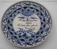 Auktion 356 / Los 9015 <br>grosse Delftschale mit Blaumalerei und schwer verständlichen Text, wohl 19.Jhd.,  gut erhalten,  H-9 cm, D-41 cm