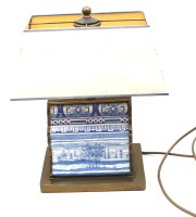 Auktion 369<br>Tischlampe mit Delfter-Stand, Blaumalerei,Messing gefasst dreiseitig, gut erhalten,  wohbl Ofen-Simskachel, 18/19. Jhd?. H-35 cm, 23x17 cm