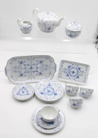 Auktion 356 / Los 8037 <br>Restservice, Strohblume, AW, Teekern, 4x kompl. Gedecke (1x U.T. bestossen), 2x div Tabletts, Kanne H-11cm Tassen H-4,6cm