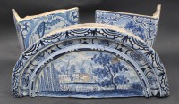 Auktion 356 / Los 9019 <br>2x Delfter Ofenkacheln ca. 22x20 cm) und  Ofenkrone 24x49 cm)  , wohl 17/18 Jhd., tw. beschädigt, Abplatzer,