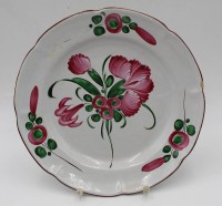 Auktion 356 / Los 9020 <br>Teller, wohl Straßburg, floral handbemalt, Rand mit Farbabplatzer, D-22 cm