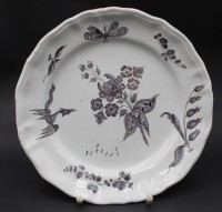 Auktion 356 / Los 9022 <br>Fayence Teller, floral und mit  Reiher bemalt, 18/19 Jhd. D-23 cm