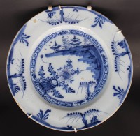 Auktion 356 / Los 9024 <br>Fayence Teller mit blauen Chin oiserien, wohl Delft, D-26 cm, Gebrauchsspuren