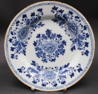 Auktion 356 / Los 9025 <br>Fayence Teller, florale Blaumalerei, D-23 cm, Rand mit Chipd etc.