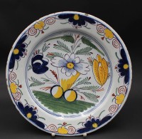Auktion 356 / Los 9028 <br>gr. bunter Fayence Teller, florales Dekor, D-31 cm