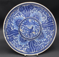 Auktion 356 / Los 9029 <br>gr. Fayence Wandteller mit Blaumalerei, mit Brennfehlern etc., D-35 cm