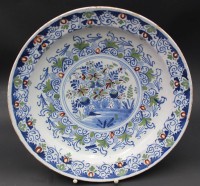 Auktion 356 / Los 9030 <br>gr. Fayence Schale mit floraler Malerei, H-6 cm, D-33 cm, Abplatzer etc, wohl Delft 18.Jhd?