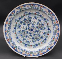 Auktion 356 / Los 9031 <br>gr. Fayence Schale mit floraler Malerei, H-5 cm, D-33 cm, Rand mit Chips, Abplatzer etc, wohl Delft 18.Jhd?