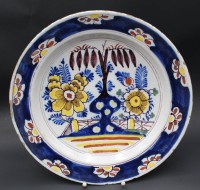 Auktion 356 / Los 9032 <br>gr. bunte Fayence Schale mit floraler Malerei, H-4cm, D-36 cm, , wohl 18.Jhd, Rand mit Abplatzer etc.,