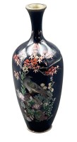 Auktion 356 / Los 15535 <br>kl. alte Cloisonne Vase, Vogel auf Zweigen, wohl Japan, Meiji Periode,  1868-1912, kantelliert, an Schulter bestossen, H-