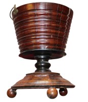 Auktion 356 / Los 14007 <br>Holzeimer oder ähnliches auf Stand, H-40 cm, D-28 cm, müsste mal nachgeleimt werden,