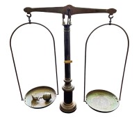 Auktion 356 / Los 16036 <br>gr. Tresenwaage aus Messing, div. Eichstempel, max. 15 kg, mit Adler?, aber irgendwie fehlt ein Teil?, H-87 cm, D-80 cm