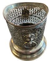Auktion 356 / Los 11039 <br>gr. Flaschenhalter, versilbert/vergoldet, Rand mt kreuzband-Dekor, H-16,5 cm, D-16 cm unten, seitlich Löwenköpfe