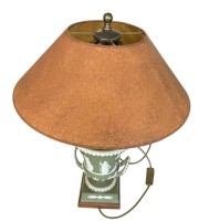 Auktion 356 / Los 16039 <br>grosse Jasper Tischlampe "Wedgwood" mit antikis. Szenen, gut erhalten, H-ca. 55 cm