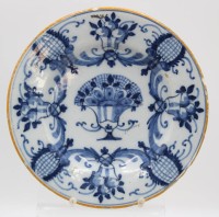 Auktion 356 / Los 9055 <br>Delfter Fayence-Teller mit Blaumalerei, 18.Jhd., Rand mit Abplatzer, D-23 cm