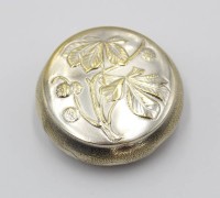 Auktion 356 / Los 11047 <br>kl. Dose, 925er Silber, Jugendstil, Deckel innen mit Spiegel, zus 18,5gr, D-4,5cm