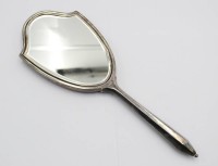 Auktion 356 / Los 11051 <br>Handspiegel um 1900, England, Sterling, gefüllt, Altersspuren (Rückenplatte seitl. leicht defekt), L-29cm