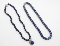 Auktion 360<br>2x div. lapis-Ketten  1x mit Pantheranhänger, ca. L-49cm
