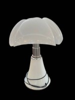 Auktion 356 / Los 16042 <br>Tischlampe, Pipistrella,  Entw. Gae Aulenti für Martinelli luce, 1965, Schirm leicht verzogen durch falsche Birnen, Altersspuren, ca. H-65cm D-50cm