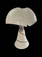 Auktion 356 / Los 16043 <br>Tischlampe, Pipistrella,  Entw. Gae Aulenti für Martinelli luce, 1965, Stand mit Druckstellen, Altersspuren,  ca. H-65cm D-50cm