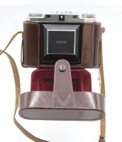 Auktion 356 / Los 16044 <br>Balgen-Kamera "Zeiss Icon" Iconta in orig. Ledertasche, Zeiss Objektiv "Tessar" 1:3,5-f=75mm,  gute Erhaltung