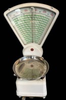 Auktion 356 / Los 16047 <br>Bizerba Tresenwaage, Höchstgewicht 1 Kg, geeicht bis 1981, gut erhalten und funktionstüchtig, H-54 cm, B-34 cm