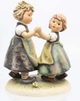 Auktion 357 / Los 9000 <br>Hummelfigur "tanzende Mädchen" 1963, H-16 cm