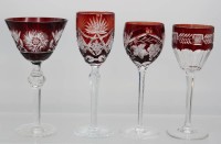 Auktion 357 / Los 10018 <br>4x div. rubinrote Weinrömer mit Schliff, H-max 22 cm
