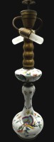 Auktion 357 / Los 16001 <br>hohe "Meissen"  Petroleumlampe um 1860, Blumen und Insektenmalerei, Ölbehälter mehrmals gerissen, aber alt und fachmännisch geklammert, wohl um 1920 umgebaut als Tischlampe, funktionstüchtig, Knauf-Schwertermarke durchschliffen, Malerei sehr gut erhalten,H-ca. 75 cm
