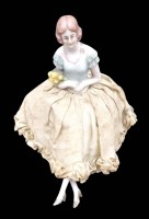Auktion 357 / Los 12007 <br>alte Teepuppe, Porzellan im Spitzenkleid (mit Löchern), H-12 cm