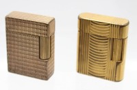 Auktion 357 / Los 16002 <br>2x div. St.Dupont-Feuerzeuge, je in gebrauchter Erhaltung, Funktionen nicht geprüft, ca. H-4,7 x 3,8cm
