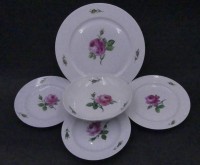 Auktion 357 / Los 8025 <br>5x Rosenmuster "Meissen", Schwerter durchschliffen, gr. Teller D-27 cm,  3 Mittelteller D-18 cm, 1x Schale, D-19 cm