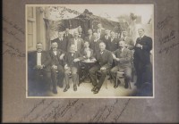 Auktion 357 / Los 5006 <br>gerahmtes Gruppenfoto um 1900, umlaufend Unterschriften, ger./Glas, RG 37 x 42cm, verso Stempel "Sammlung Peters Strock"