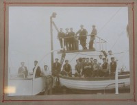 Auktion 357 / Los 5010 <br>altes Gruppenfoto einer Schiffsbesatzung, um 1900, ger./Glas, RG 28,4 x 34,4cm, , verso Stempel (Sammlung Peter Storck)