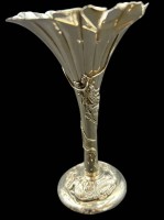 Auktion 357 / Los 11031 <br>chinesische Silbervase mit Drachendekor, Kelch verbogen, gefüllter Stand, H-14 cm, D-0ben 8 cm