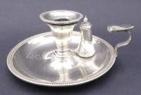 Auktion 357 / Los 11032 <br>Kerzenhalter mit Tragegriff und Kerzenlöscher, plated, England, H-8 cm, B-18 cm