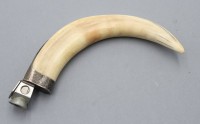 Auktion 357 / Los 15026 <br>Zigarrenschneider gefertigt aus Wildschweinhauer, älter, Silbermontur (gepr.)ca. L-18cm