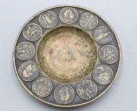 Auktion 357 / Los 15030 <br>Bronze-Schale, Rand mit Darstellungen antiker Münzen, teilw. geschwärzt, ca. D-17,5cm