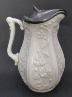 Auktion 357 / Los 9034 <br>Weinkrug mit Zinndeckel, Relief-Blumendekor, H-18 cm