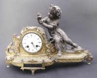 Auktion 357 / Los 2060 <br>Kaminuhr mit Putto, feuervergoldet, Zinkguss, Pendelwerk nicht geprüft, H-27 cm, B-40 cm