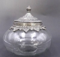 Auktion 357 / Los 10044 <br>gr. Deckeldose, tw. versilbert, wohl Indien?, H-14 cm, D-16 cm