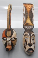 Auktion 362 / Los 15035 <br>2x kl. Wandmasken, Nigeria, Holz bemalt, ca. 32 u. 37cm