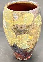 Auktion 357 / Los 9042 <br>leicht lüstrirende Künstlervase mit Blätterdekor, H-20 cm