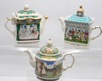 Auktion 357 / Los 9055 <br>3x Ansichten-Kannen, Sadler, England, Hamlet, The Tennis Match u. David Copperfield, ca. H-16,3cm