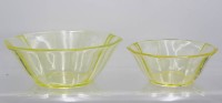 Auktion 357 / Los 10052 <br>2x div. Schalen, wohl Uranglas, gr. Schale ca. H-9,5cm D-25cm