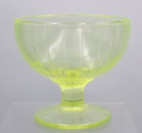 Auktion 357 / Los 10053 <br>Fussschale, wohl Uranglas, H-11,5cm D-12,5cm