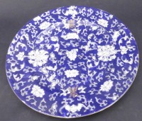 Auktion 357 / Los 15518 <br>blauer China Teller mit Chrysanthemen und Shou-Symbolen, 20.Jhd.