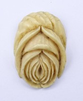 Auktion 357 / Los 1278 <br>Bein Anhänger, Erbacher Rose, L. 5,1cm